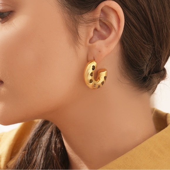 NEW💎18K Gold Plated Hollow Heart Design Chunky Hoop Earrings* - Picture 3 of 10